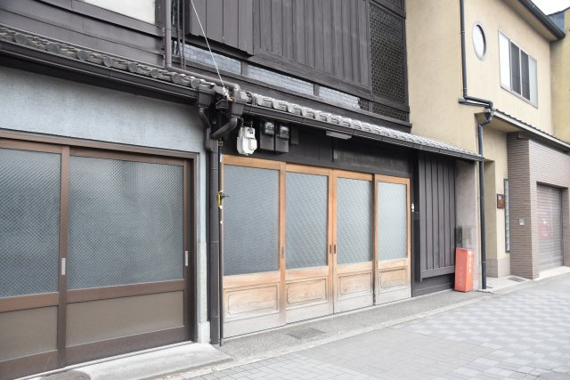 東寺東側 庭にひらく、黒の京町家の外観|大宮通りに面した立地