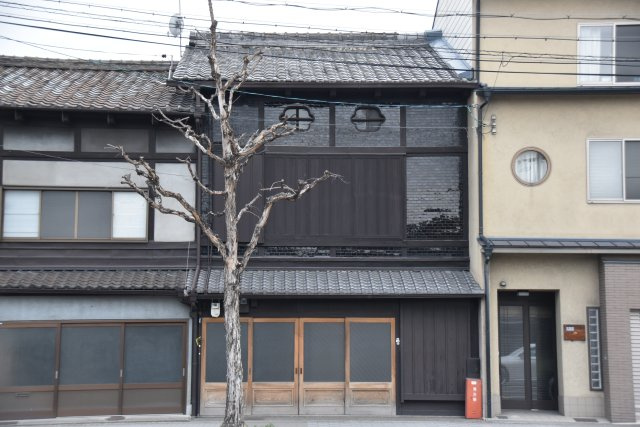 東寺東側 庭にひらく、黒の京町家の外観