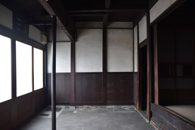 東寺東側 庭にひらく、黒の京町家の内装|広い土間