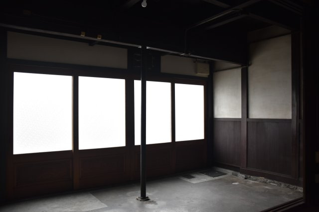 東寺東側 庭にひらく、黒の京町家の内装