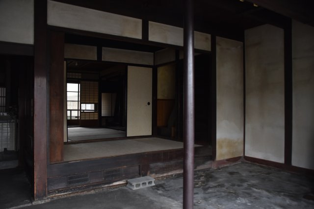 東寺東側 庭にひらく、黒の京町家の内装