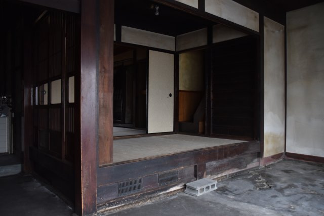 東寺東側 庭にひらく、黒の京町家の内装