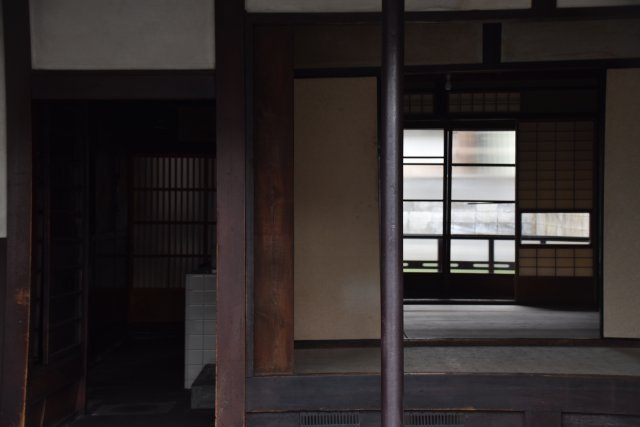 東寺東側 庭にひらく、黒の京町家の内装