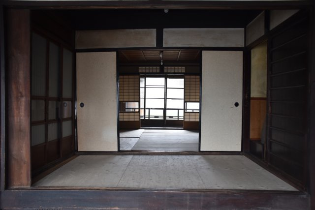 東寺東側 庭にひらく、黒の京町家の内装