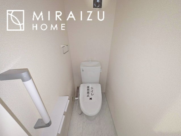 【トイレ】 | 空気の換気と窓からの光の明るさに配慮した清潔感のあるトイレ、ご自分の好きなアロマや芳香剤を置いて落ち着く空間を演出、一人になれる空間ですから、リラックスしたいですね。