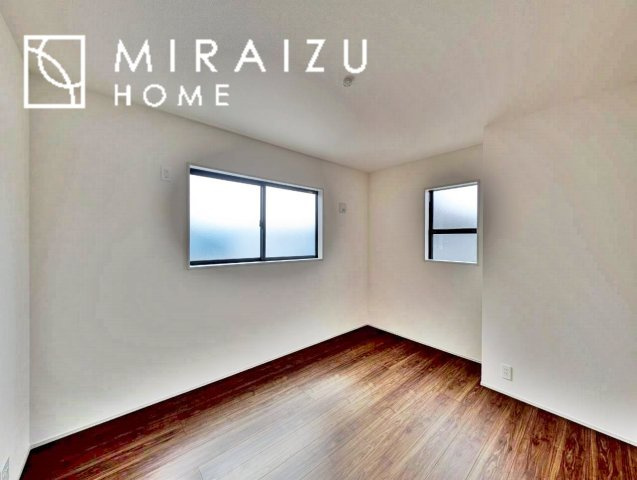【寝室】 | 広さのある洋室は、ご夫婦様の寝室にぴったりですね。ご主人様の趣味のものや書斎などにも使用できるくらいの広さが嬉しいです。収納もばっちり完備してますのでお荷物が多いご家族様も安心してお暮しいただけます！
