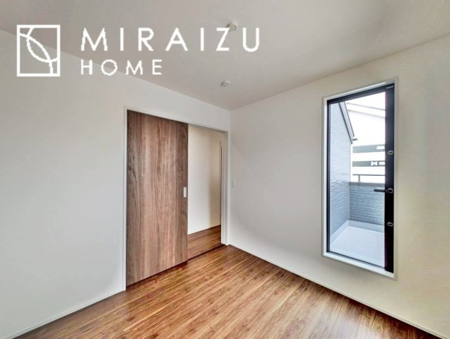 【子供部屋】 | 床のフローリングもオシャレな洋室が嬉しいです。独立性のある住宅ですので、各居室それぞれ、テイストの違うお部屋インテリア造りをしても面白いかもしれませんね！