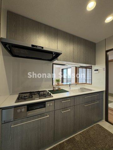 【現地画像あり】ライオンズシティ平塚のキッチン|お鍋・フライパンもたっぷり収納できる、嬉しい吊戸棚付きです♪