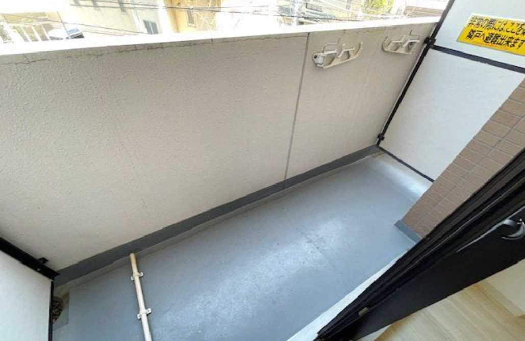 レジデンス三軒茶屋スクエア　オートロック　バス停至近　冷蔵庫のバルコニー