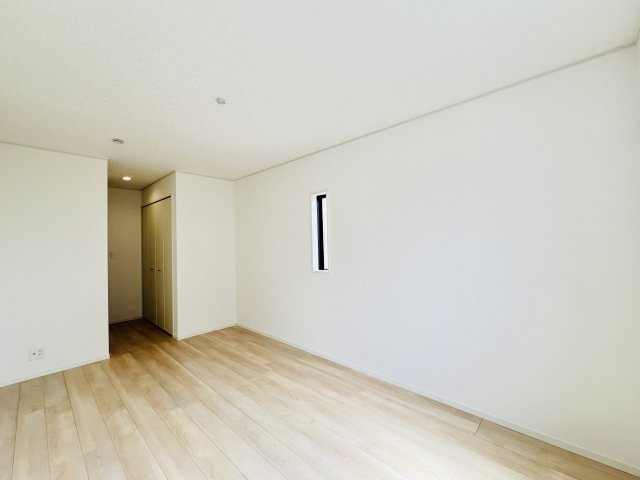 高崎市金古町の洋室|9帖の洋室は、大きいベッドを設置してもゆとりのある空間♪