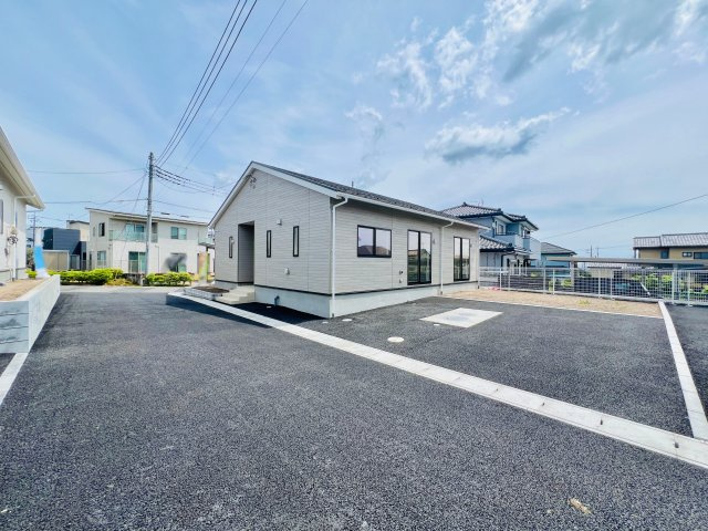 高崎市金古町の前面道路含む現地写真|間口も広く駐車もスムーズに◎