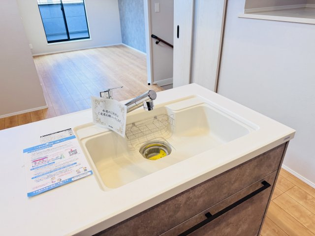 松戸市千駄堀新築戸建のキッチン|シンクの水栓には浄水器がついてます！