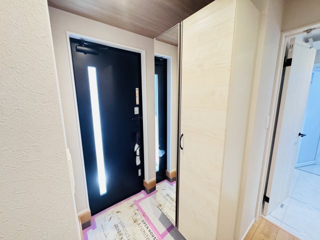 松戸市千駄堀新築戸建の玄関|玄関ホール・ミラー付きシューズボックス