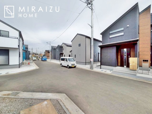【外観】 | 青く澄み渡った綺麗な空と、陽の光をたっぷりと受ける、そんな新築住宅で新生活をスタートしてみませんか？見学・ご相談等、ミライズホーム(株)までお気軽にご連絡下さい。