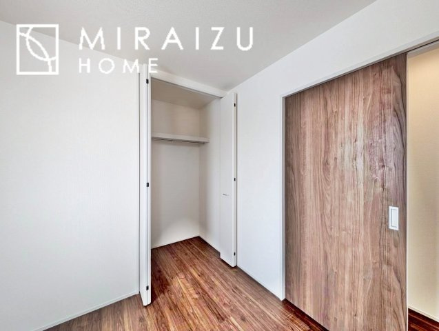 【寝室】 | 収納あり、自然な採光ありの洋室。家族みんなが気持ち良く目覚められる、過ごしやすい主寝室などにもお勧め。もちろん、ペットもご一緒に。