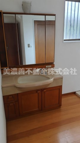６６８３８　瑞穂市宝江中古戸建ての独立洗面台