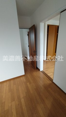 ６６８３８　瑞穂市宝江中古戸建ての洋室