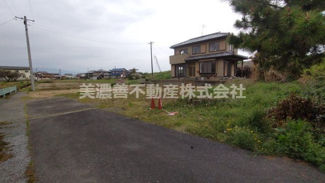 ６６８３８　瑞穂市宝江中古戸建ての前面道路含む現地写真