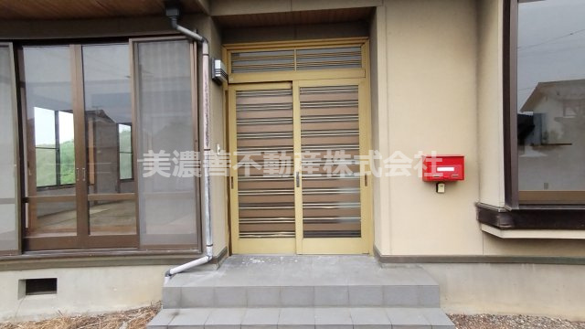 ６６８３８　瑞穂市宝江中古戸建ての玄関