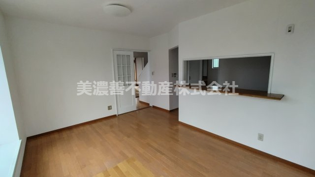 ６６８３８　瑞穂市宝江中古戸建ての居間・リビング