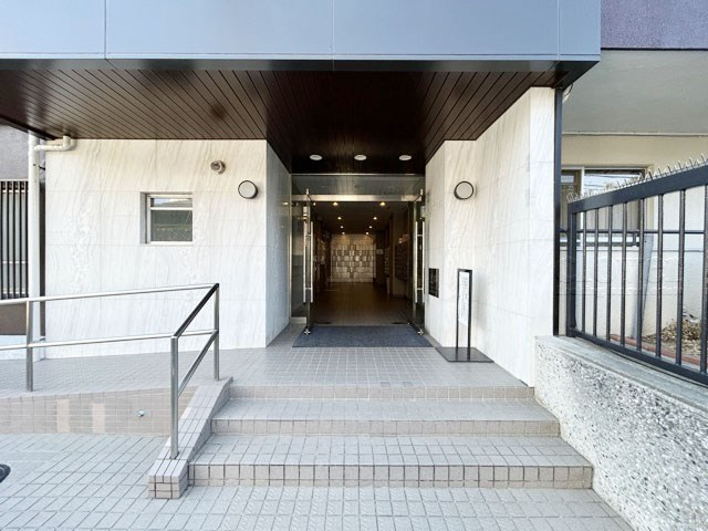 【エントランス】 | 日商岩井上高田マンション | マンションの正面エントランス。出入りする人間を癒してくれるマンション入り口であり、その建物の「顔」でもあります。～即日のご見学可能～　お問合せはお気軽にどうぞ。
