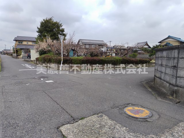 ６６８１２　羽島郡笠松町田代土地の前面道路含む現地写真