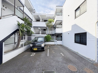 【駐車場】 | マンションの駐車場スペース。空きの有無や駐車料金、サイズ規定などについては、改めてお問い合わせください。～即日のご見学可能～　お問合せはお気軽にどうぞ。