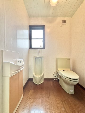中央区幸3丁目のトイレ|手洗い場と窓がついているトイレは広々としており清潔感ある空間となっております！