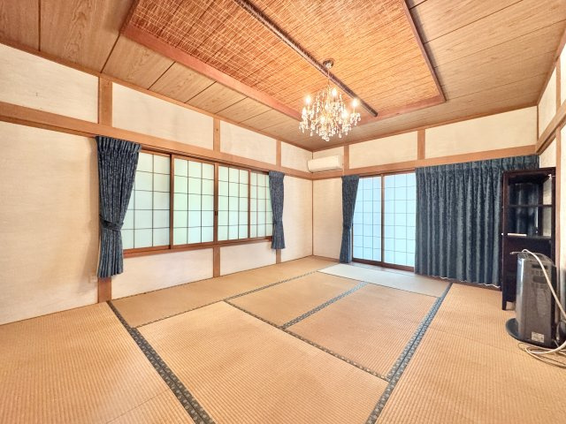 中央区幸3丁目の和室|約10帖の和室は2面採光で天井にはオシャレな照明器具がついております。