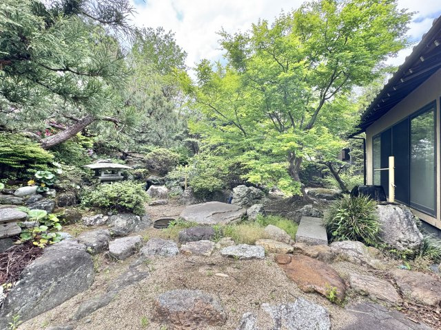 中央区幸3丁目の庭|広々とし石造りで緑豊かな庭になっており心が落ち着きます。