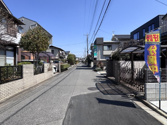 松戸市常盤平西窪町新築戸建【常盤平第三小学校:4分】の前面道路含む現地写真|西側前面道路・幅員約6ｍ