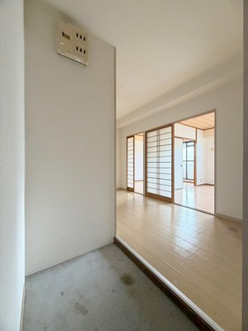 広島市西区己斐本町３丁目の賃貸マンションの玄関