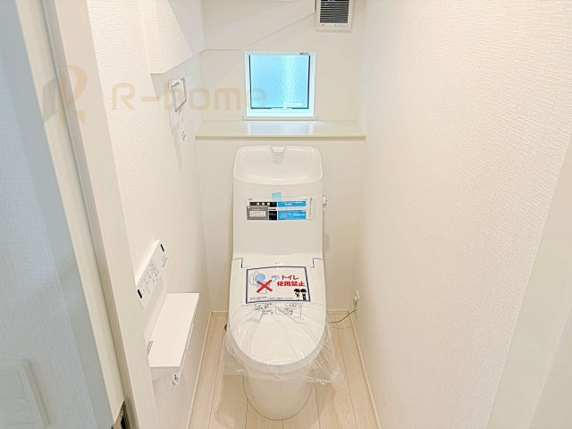 取手市新取手1丁目1期　新築戸建て　1号棟のトイレ|温水洗浄便座付きのトイレ。
トイレが２ヵ所設置で朝の忙しい時間でも安心です。