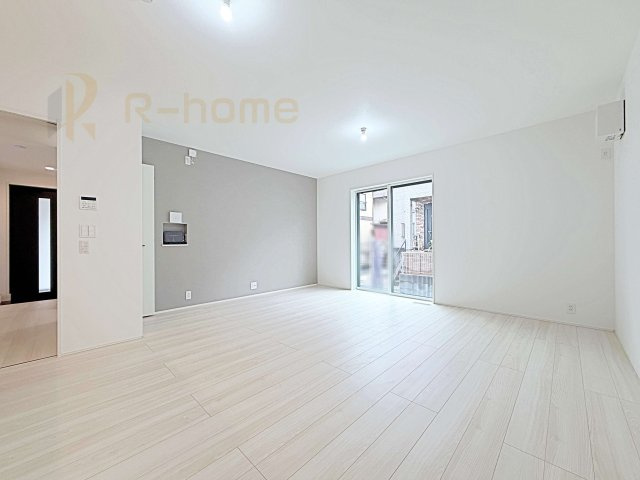 取手市新取手1丁目1期　新築戸建て　1号棟の居間・リビング|開放感のあるリビングには収納スペースもあり、ゆったりした空間を保てます♪