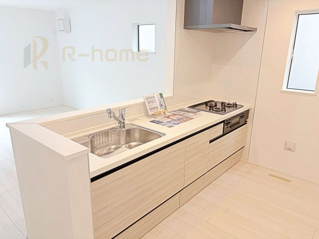 取手市新取手1丁目1期　新築戸建て　1号棟のキッチン|料理をしながら家族とコミュニケーションが取れる対面式システムキッチン。