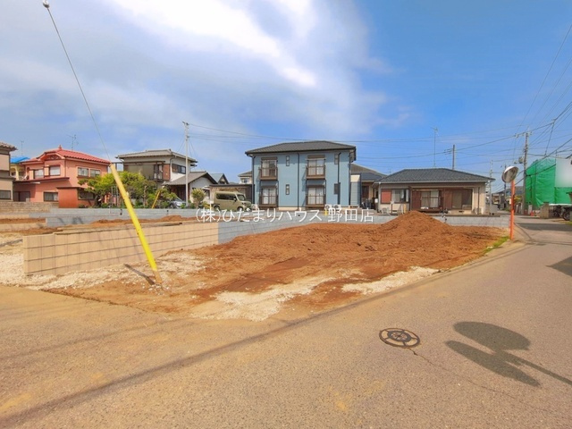 野田市山崎第6　新築戸建　4号棟の前面道路含む現地写真|角地 ： 南 3.82m 公道、東 3.8m 公道