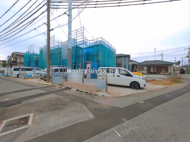 野田市山崎第6　新築戸建　4号棟の前面道路含む現地写真|角地 ： 南 3.82m 公道、東 3.8m 公道