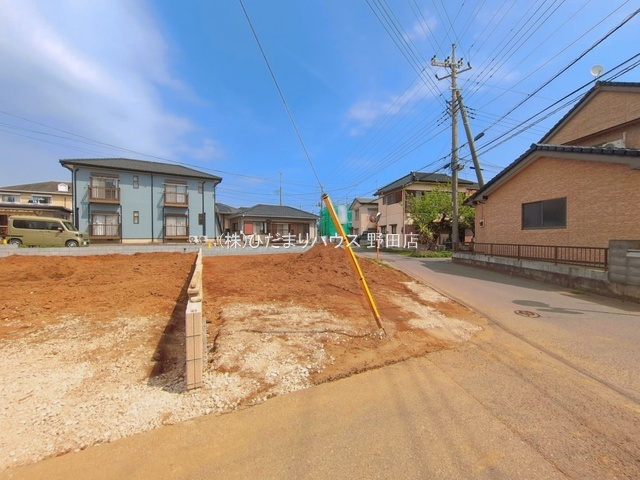 野田市山崎第6　新築戸建　4号棟の前面道路含む現地写真|角地 ： 南 3.82m 公道、東 3.8m 公道