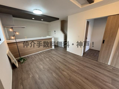 【居間・リビング】 | 神戸市西区春日台8丁目　新築戸建1号棟　仲介手数料無料！ | ゆったりとした居間です