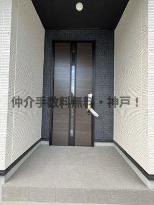 【玄関】 | 神戸市西区春日台8丁目　新築戸建1号棟　仲介手数料無料！ | シンプルで使いやすい玄関です