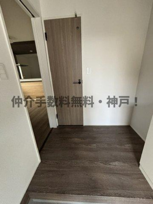 【玄関】 | 神戸市西区春日台8丁目　新築戸建1号棟　仲介手数料無料！ | 明るい玄関です