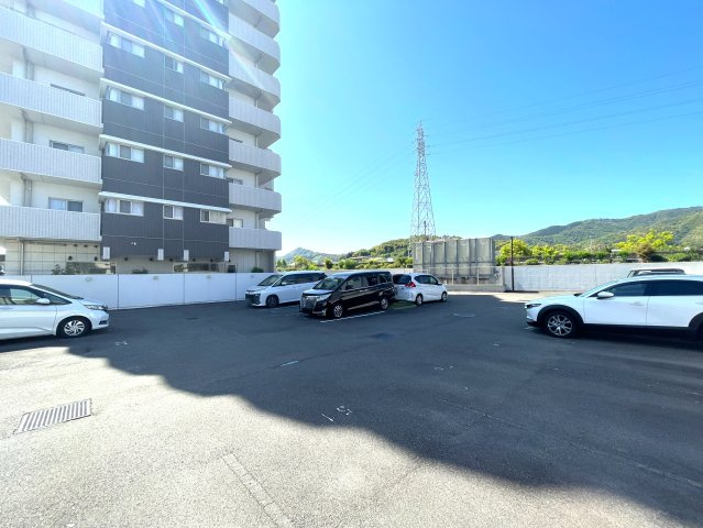 アルファステイツ伊勢崎の駐車場|全区画平面駐車場になっています。屋外区画（1台無料）を引き継ぎ可能です。