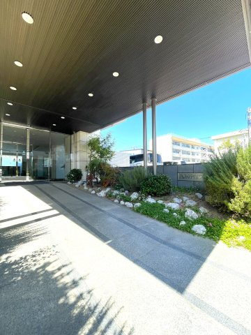 アルファステイツ伊勢崎のその他共用部分|エントランス入り口付近です。アプローチの両側には植栽があり、手入れも行き届いています。
