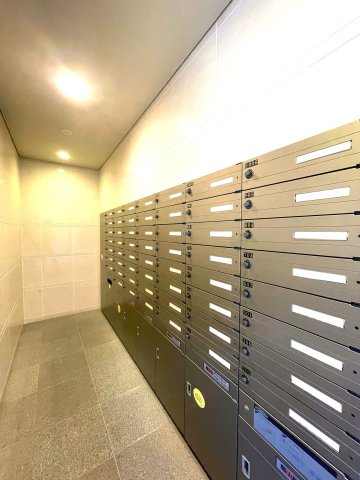 アルファステイツ伊勢崎のその他共用部分|非対面式の郵便受けです。不在時の荷物の受け取りに便利な宅配ボックスも設置されています。