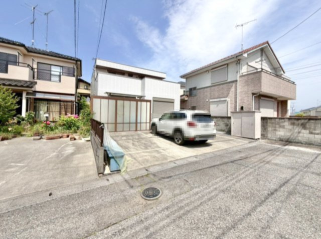 【中古戸建】羽生市西1丁目の外観|■外観｜道路幅にゆとりがあることで駐車もしやすく、来客時や複数台利用の際にもストレスを感じにくいのが魅力の一つです♪
