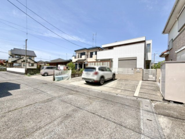 【中古戸建】羽生市西1丁目の外観|■外観｜白ベースの外観は清潔感あふれる明るい印象的で、周囲の景観にも自然と調和しながらやわらかく上品な雰囲気を演出させてくれます♪