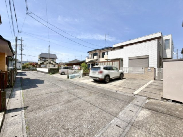 【中古戸建】羽生市西1丁目の外観|■外観｜窓の配置や、爽やかな白ベースの外観が清潔感をもたらします。まっさらなキャンバスのような家にこだわりを彩って…始めよう、あなただけの豊かな暮らし( ＾＾ )