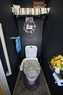 【トイレ】 | 太田市西新町　中古戸建 | 暖房便座などがついた洗浄機能付きトイレです。