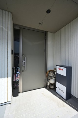 【玄関】 | 太田市西新町　中古戸建 | 屋根付きの玄関は雨の日のぬれずに出入りすることができます！
ダブルロックドアで防犯性も◎