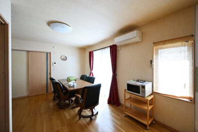 【居間・リビング】 | 太田市西新町　中古戸建 | 広々としていて明るい日差しもたくさん入ってきます。家具を置いてもゆとりある空間となっております♪